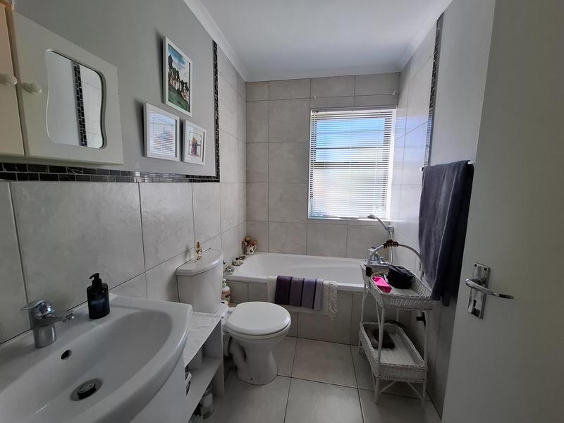 To Let 3 Bedroom Property for Rent in Land and Zeezicht Western Cape